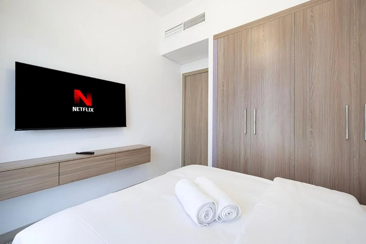 Tick - 2Br Apartment With Balcony In Azizi Riviera Dubaï